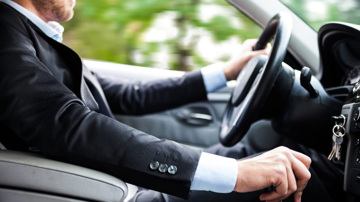 Bestuurder achter het stuur van een auto