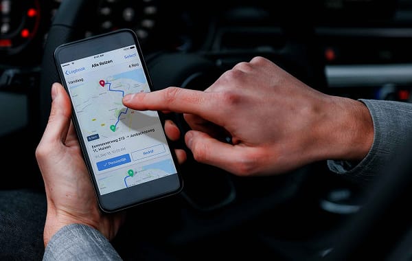 Smartphone met routekaart in een auto