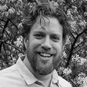 Zwart-wit portret van een man op de Over ons-pagina van Softwareshaker.