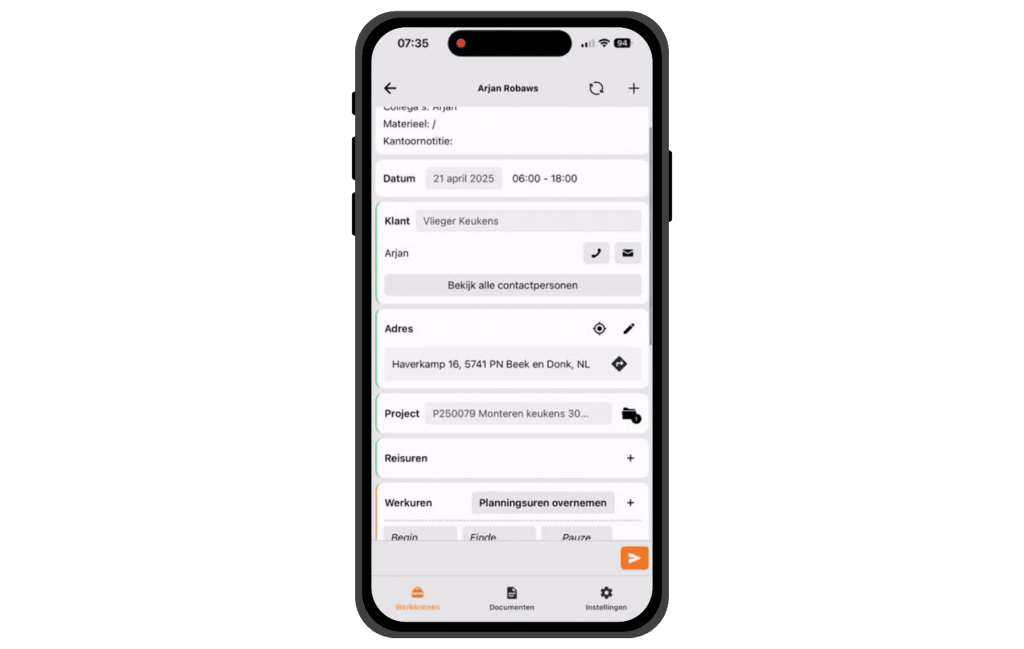 Werkbon app op een smartphone met velden voor klant, adres, project en reisuren.