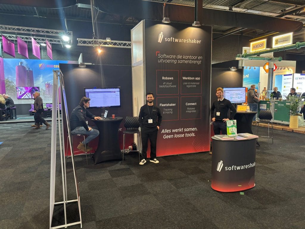 Softwareshaker-stand met mensen en informatie over softwareoplossingen