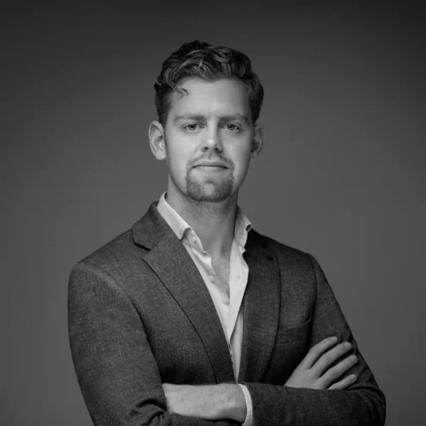 Zwart-wit portret teamlid Softwareshaker, pak en gekruiste armen, zakelijke over-ons foto