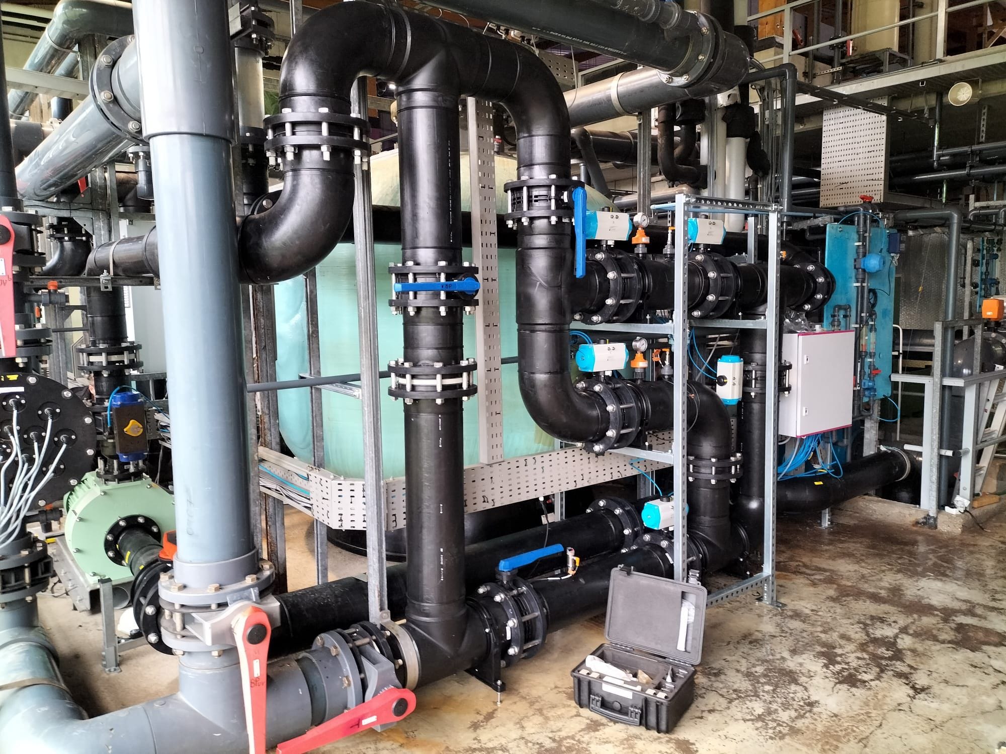 Industriële kunststof buizen, kleppen en regelkast in procesinstallatie