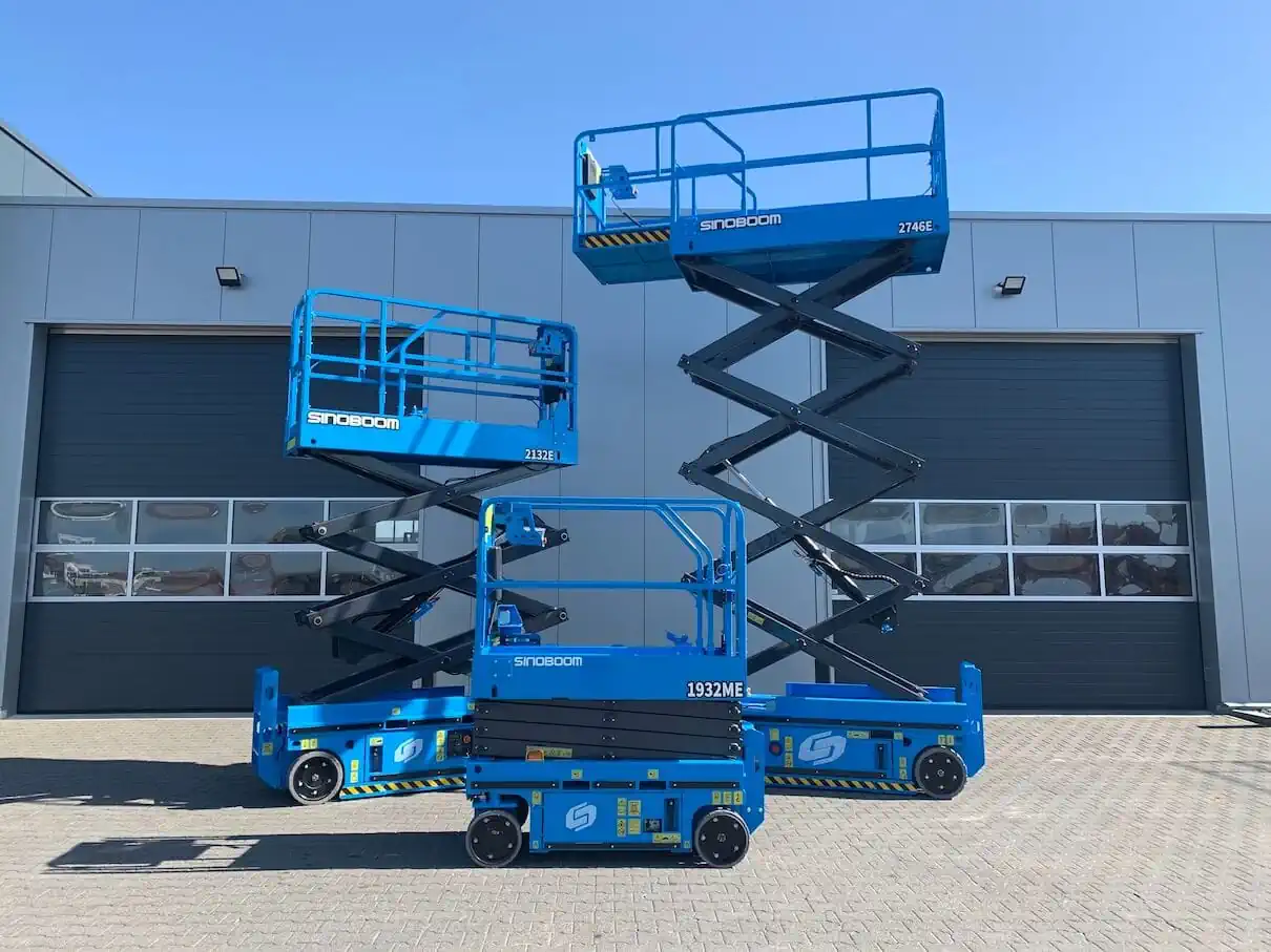 drie blauwe schaarhoogwerkers op buitenterrein, illustratie van uitrusting voor bouw en techniek